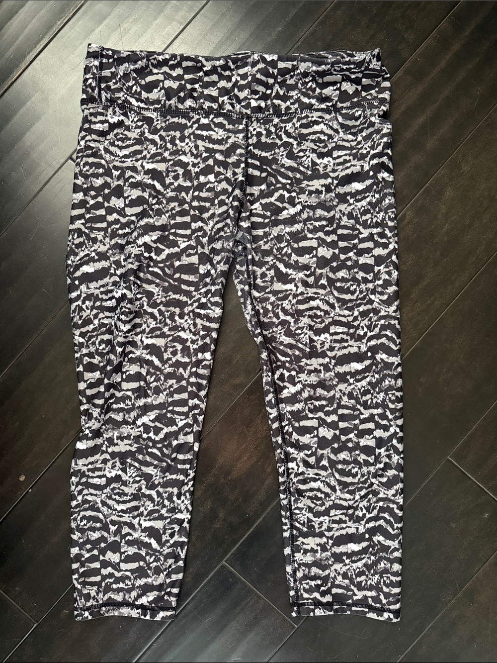 Fabletics Black & White Abstract Print Capri Leggings